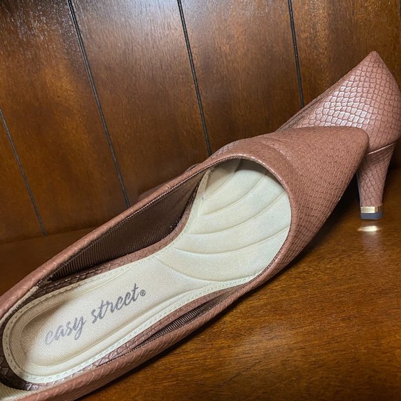 NWOT Easy Street Pump Shoes with Heel Gold Trim Size 7.5 (9.5”) Brown - Picture 5 of 10